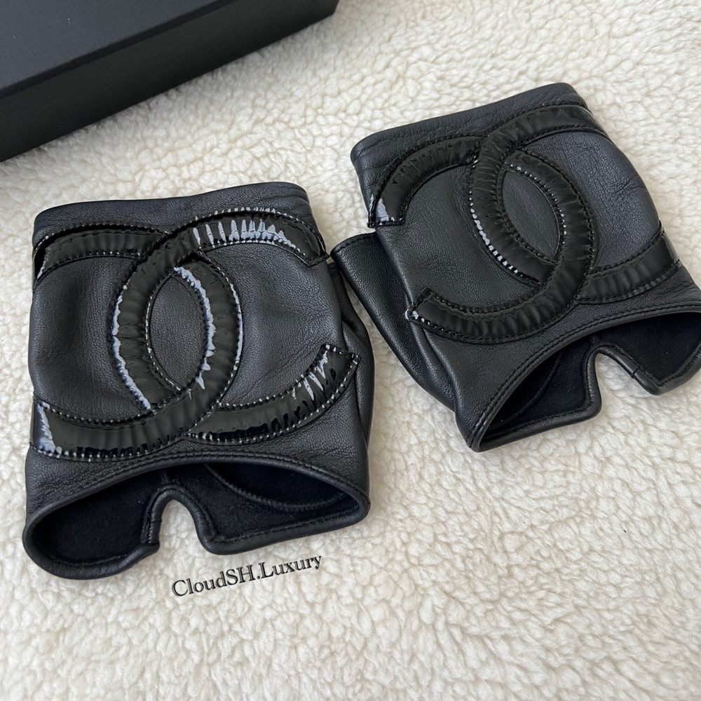 ❌❌ Chanel 17P Classic CC Logo Black Fingerless Gloves - Picture 2 of 9